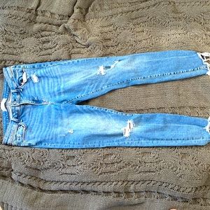 Abercrombie and Fitch size 28/6R, only worn once, mid rise super skinny ankle